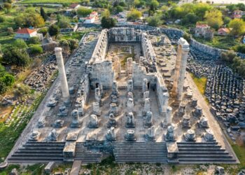 Илјада нијанси на сината боја, златни песоци и скриено езеро – неколку причини да го посетите Дидим во Туркије