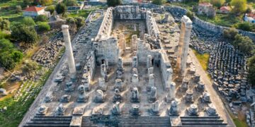 Илјада нијанси на сината боја, златни песоци и скриено езеро – неколку причини да го посетите Дидим во Туркије